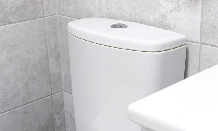 Cisterna de inodoro abierta con el mecanismo interior visible y una pérdida continua de agua hacia la taza