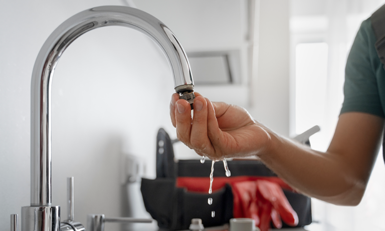 ¿Por qué tengo poca presión de agua en casa?
